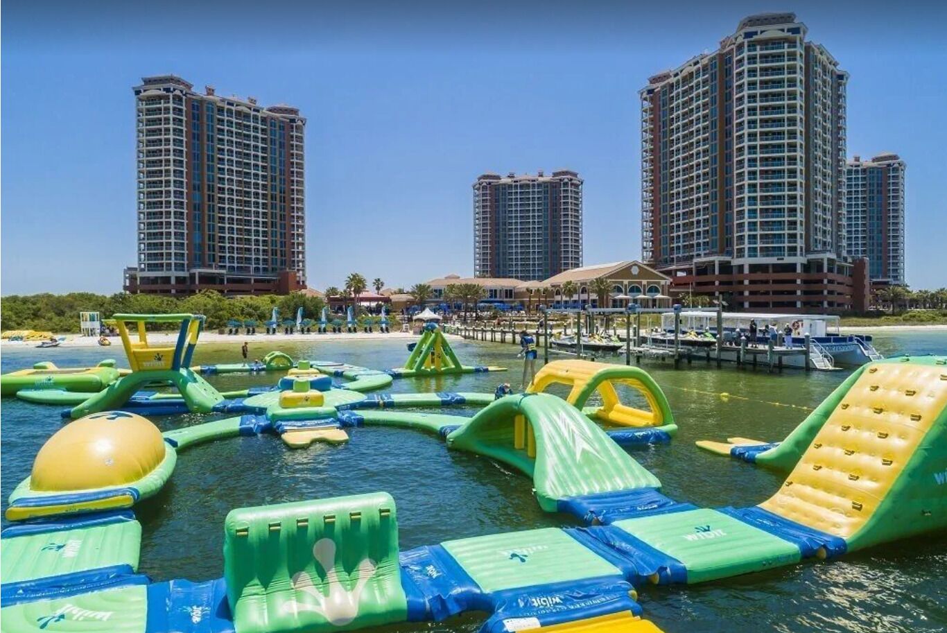 Plage, chaises longues, serviettes de plage