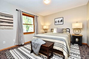 3 bedrooms, iron/ironing board, travel crib, free WiFi - Rural Winona Co. Guest House Getaway: Relax and Enjoy the Simple Things in Life (Winona)