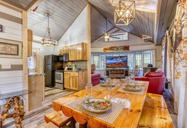 House, Multiple Beds (Duck Pond Mancave #1439) | Interior