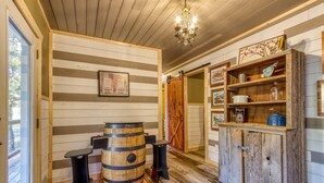 Maison, plusieurs lits (Duck Pond Mancave #1439) | Intérieur