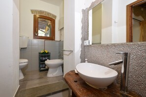 Shower, bidet, towels