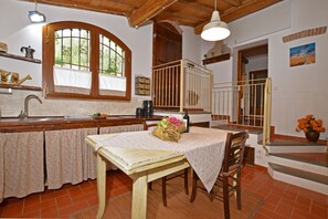 Geladeira, micro-ondas, cooktop, lava-louças