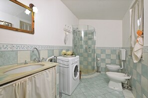 Shower, bidet, towels