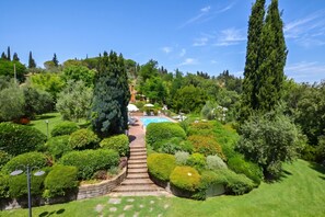 A landscaped garden with a pool, stone steps, and various trees. - Fienile, Montopoli Val D'Arno, Italy (Montopoli Val D'Arno)