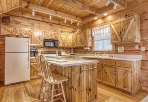 House, 2 Queen Beds (Evening Shade #129) | Private kitchen - Evening Shade #129 (Sevierville)