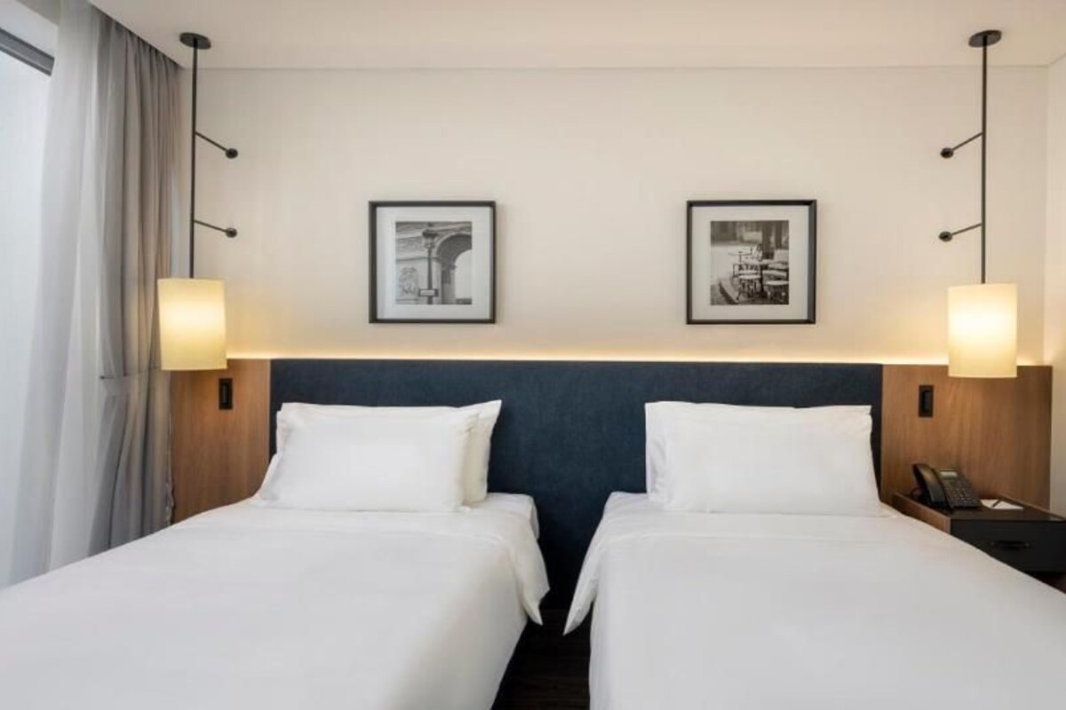 Sengetøy av topp kvalitet, memory foam-senger, minibar og safe på rommet