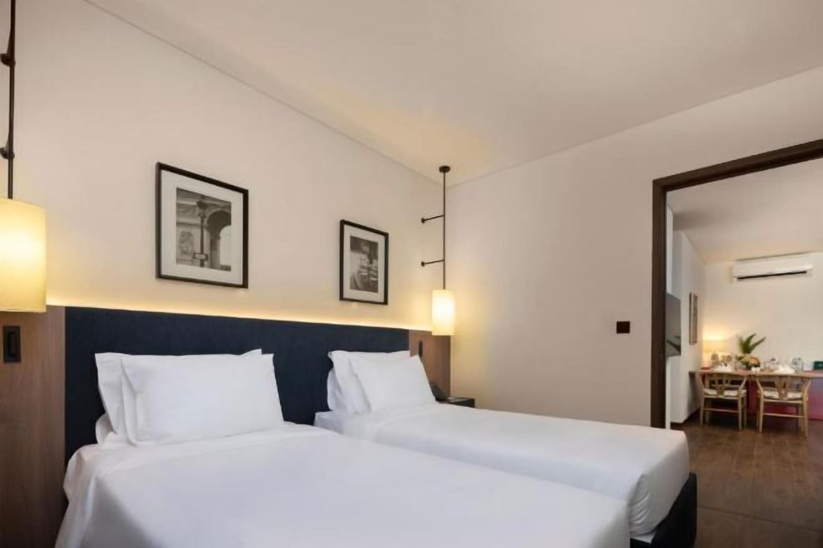 Sengetøy av topp kvalitet, memory foam-senger, minibar og safe på rommet