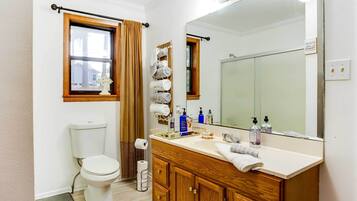 Kostenlose Toilettenartikel, Haartrockner, HandtĂŒcher