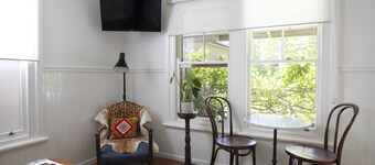 BIRD HOUSE - A ROMANTIC SHACK ON THE EDGE OF PIPER ST