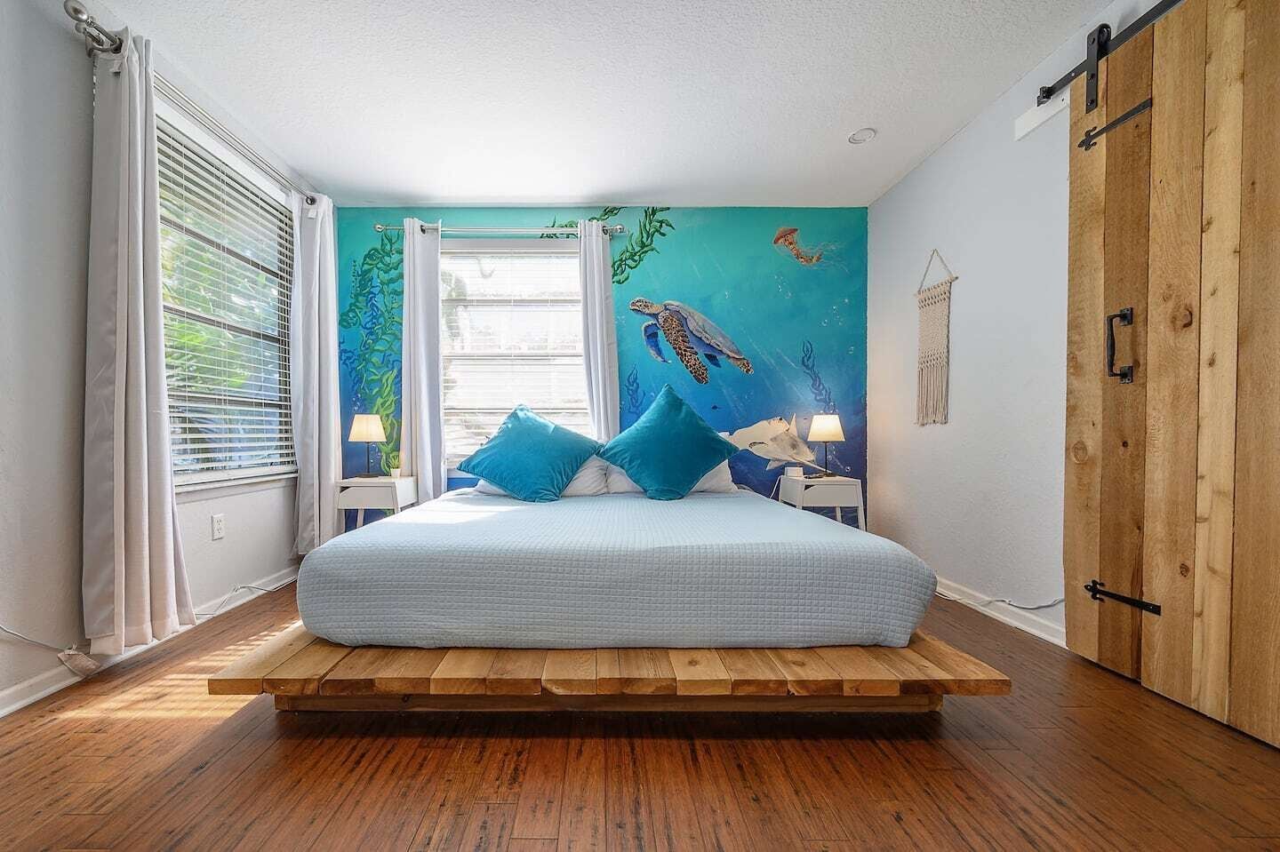 1 soverom, skrivebord, reiseseng for barn og wi-fi (inkludert)