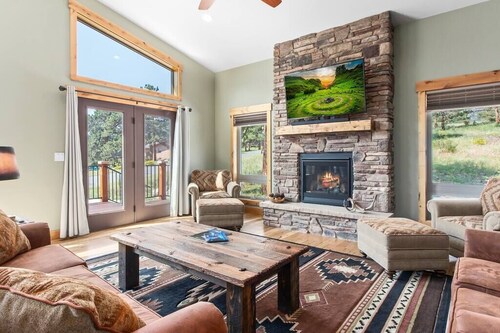 Beautiful Home - Hot Tub & Mountain Views
