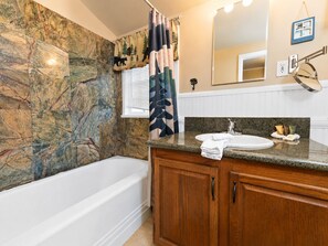 Combined shower/tub, hair dryer, towels - Country Bear Inn - Game Room, Pool Table, Barbecue (Big Bear City)