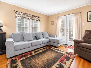 Smart TV, fireplace - Country Bear Inn - Game Room, Pool Table, Barbecue (Big Bear City)