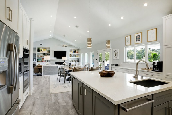 Kylskåp, mikrovågsugn, ugn och spishäll