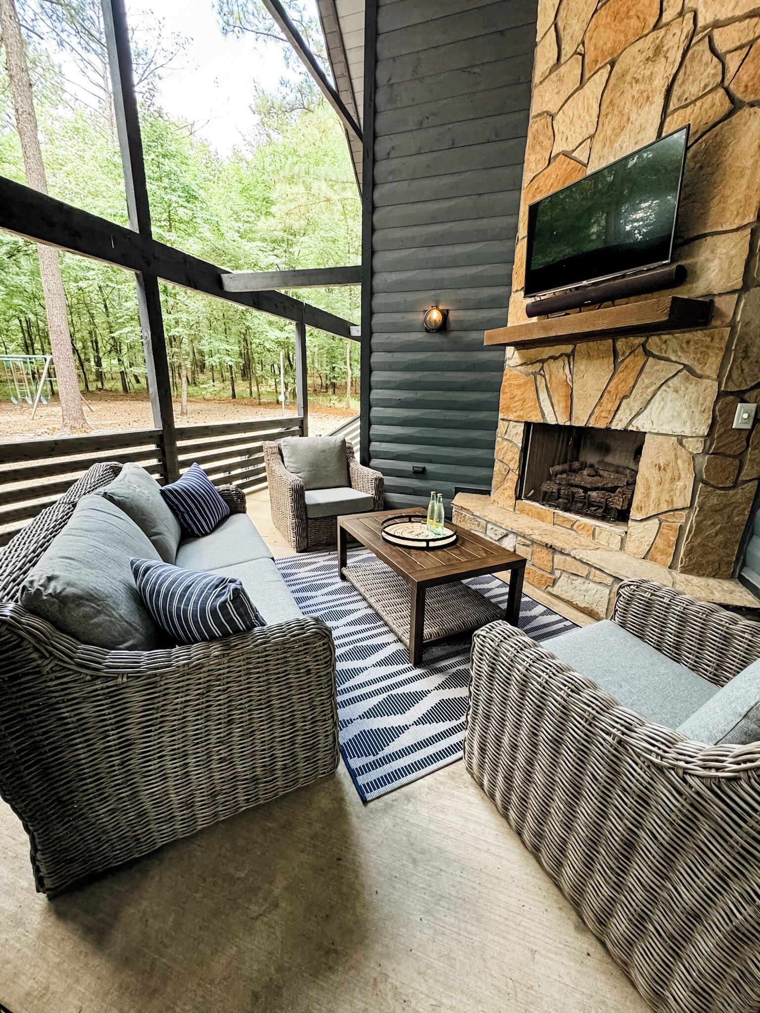 Una Smart TV, una chimenea, videojuegos, un futbolín