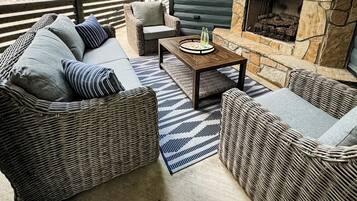 Una Smart TV, una chimenea, videojuegos, un futbolín