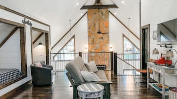 Una Smart TV, una chimenea, videojuegos, un futbolín