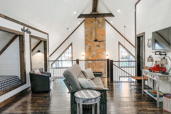 Smart-tv, eldstad, tv-spel och bordsfotboll