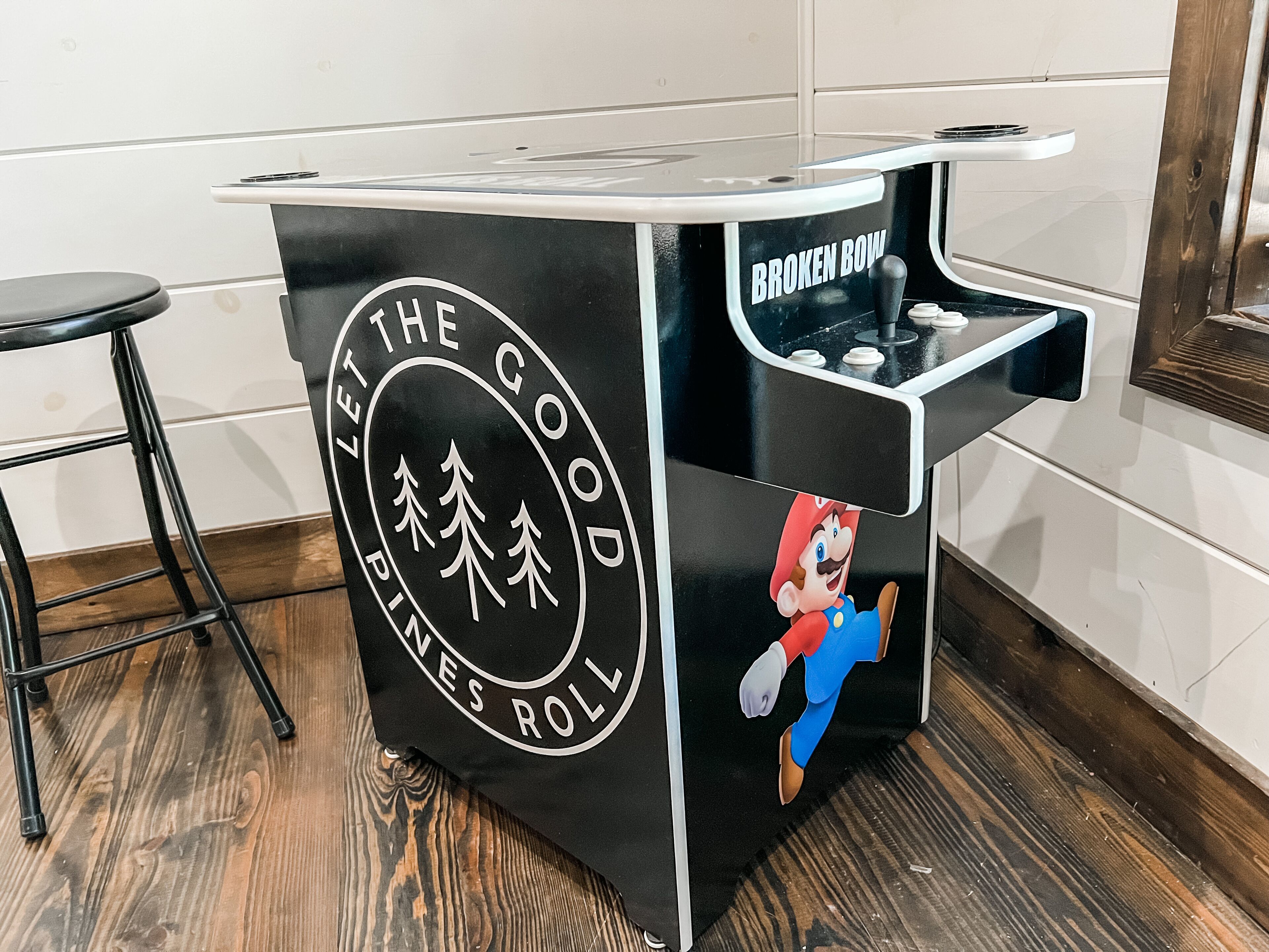 Un comptoir de cuisine décoré aux couleurs de Mario, un évier et un tabouret.