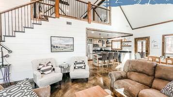 Una Smart TV, una chimenea, videojuegos, un futbolín