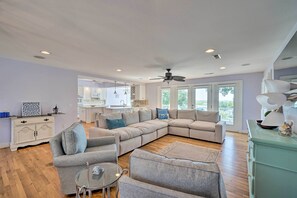 TV, fireplace, books - Waterfront Hampstead Home: Dock & Waterway Access! (Hampstead)