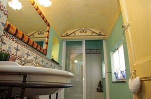 Dusche, Haartrockner, Bidet, Handtücher