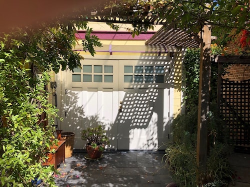 North Berkeley Victorian -- Heart of Gourmet Ghetto - 5 blocks to U.C./ Downtown