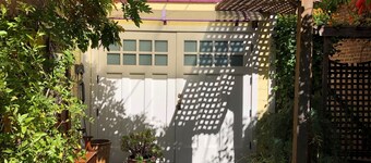 North Berkeley Victorian -- Heart of Gourmet Ghetto - 5 blocks to U.C./ Downtown