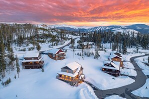 Exterior - Luxury Mountain Chalet 94 I Private Hot Tub I Great Views I Best Price I Discounted Attractions (Fraser)