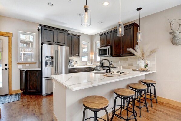 Kjøleskap, mikrobølgeovn, ovn og kokeplater