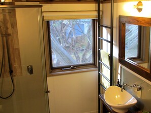 Suihku, hiustenkuivaaja, pyyhkeet, saippua