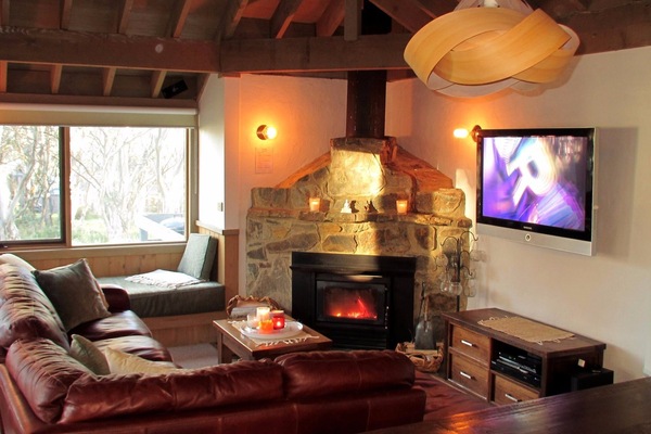 TV connectée, cheminée, livres