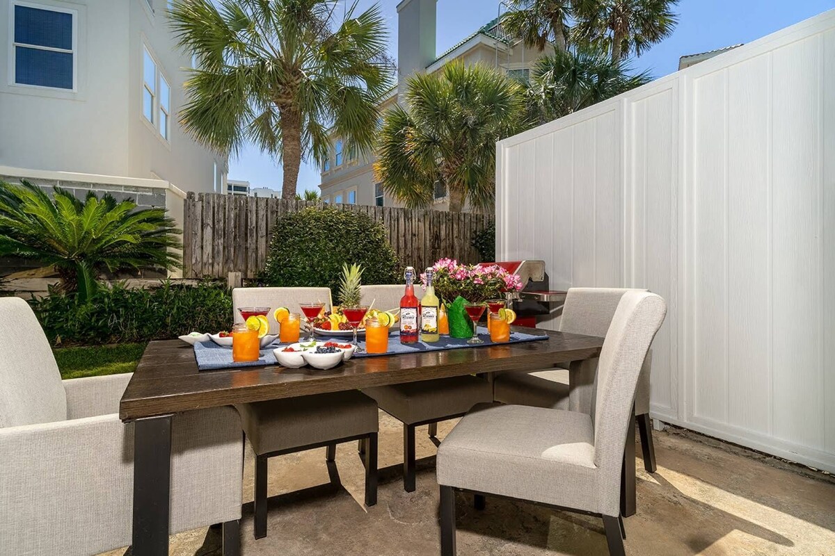 PET FRIENDLY ~ 75 STEPS TO BEACH ~ Great for Families ~ (2) Pools, Pickleball, Tennis, Shuffleboard!