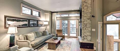 Televisión y chimenea