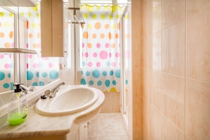 Shower, hair dryer, towels - Beautiful Apartment "Tmnel3-5" Near the Beach with A/C & Terrace (Torrevieja)