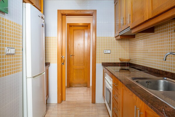 Refrigerador, microondas, horno y parrilla de estufa 