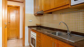 Frigorifero, microonde, forno, piano cottura
