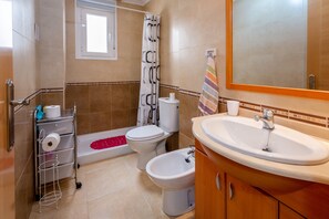 Shower, hair dryer, towels