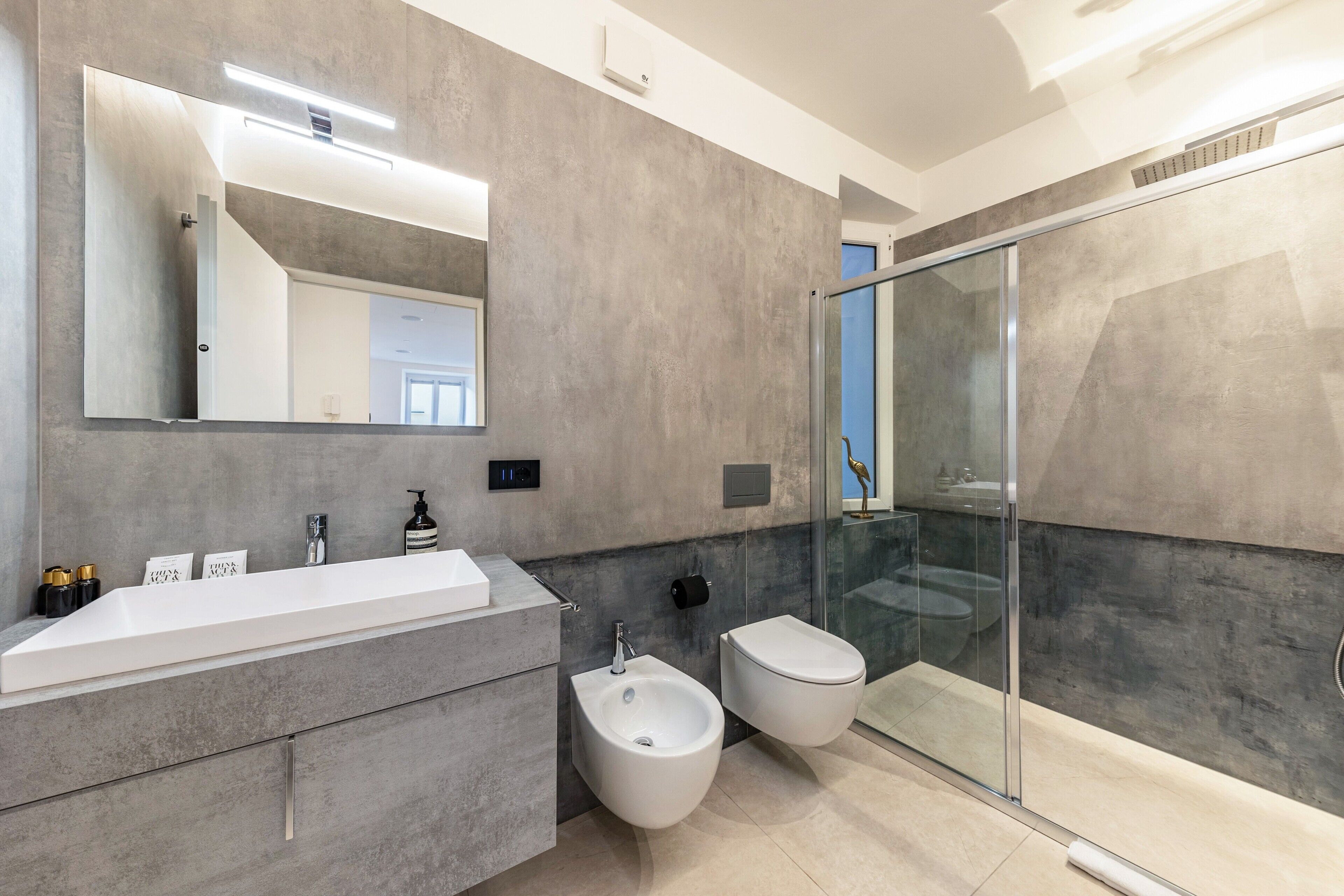 Douche, sèche-cheveux, serviettes fournies