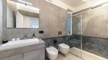 Douche, sĂšche-cheveux, serviettes fournies