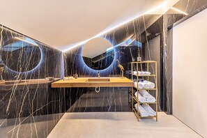 Dusche, Haartrockner, Handtücher