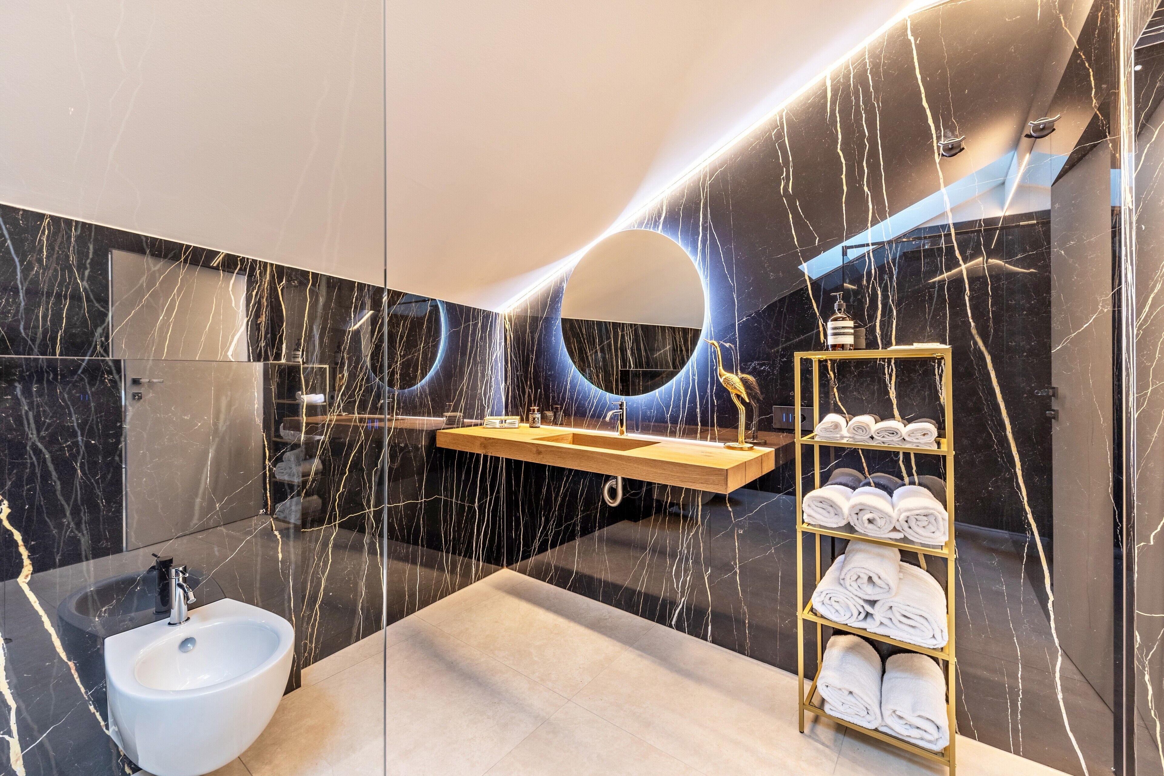 Douche, sèche-cheveux, serviettes fournies