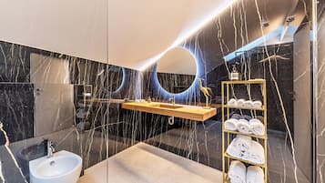 Douche, sĂšche-cheveux, serviettes fournies