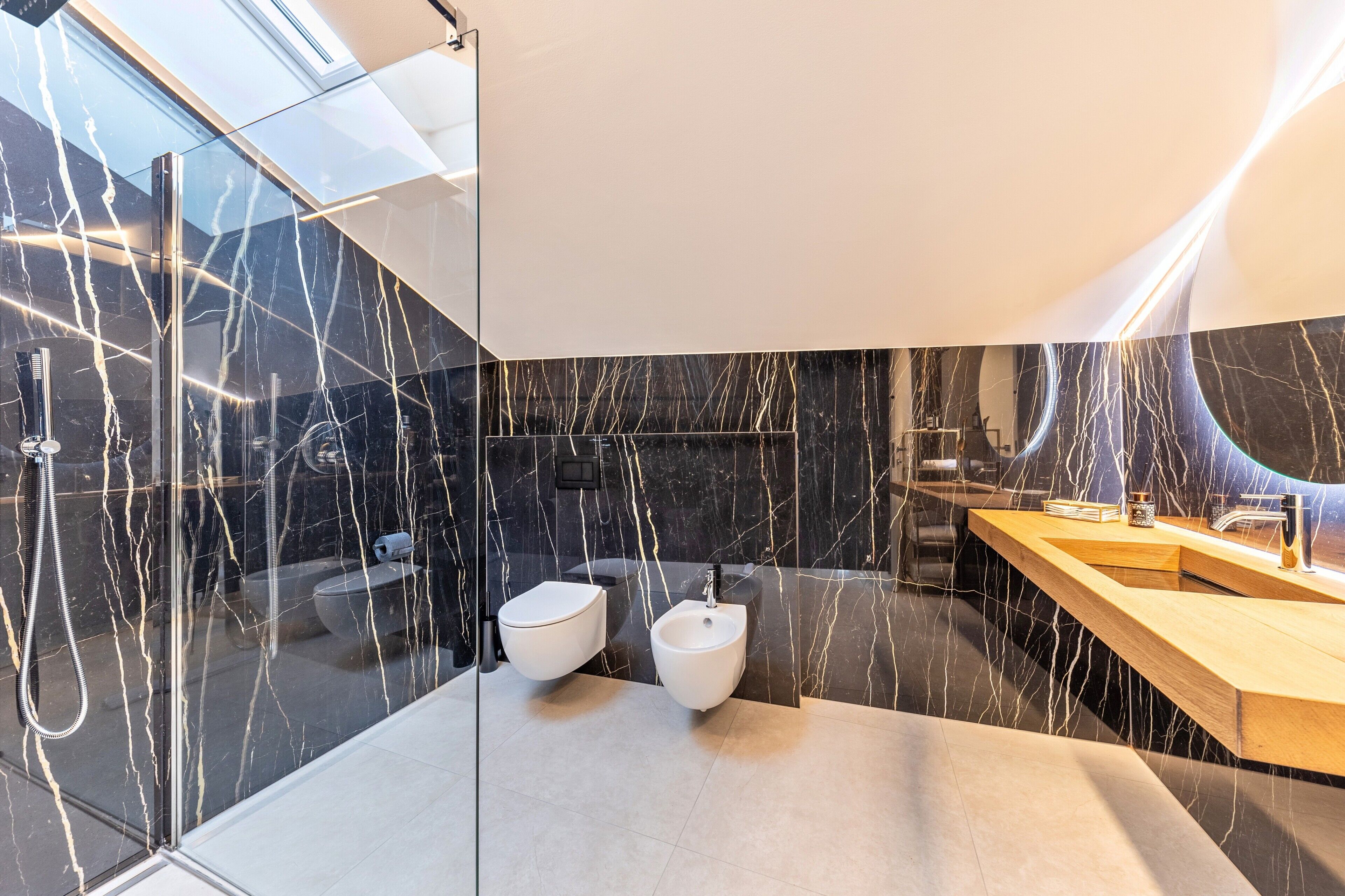 Douche, sèche-cheveux, serviettes fournies