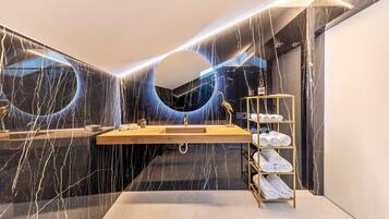 Regadera, secadora de cabello, toallas