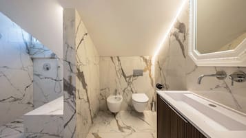 Badewanne, Haartrockner, Handtücher