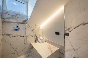 Bathtub, hair dryer, towels - Apartment 'App 301 Palazzo Cavour' with Mountain View, Wi-Fi and Air Conditioning (Bolzano)