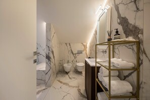Bathtub, hair dryer, towels - Apartment 'App 301 Palazzo Cavour' with Mountain View, Wi-Fi and Air Conditioning (Bolzano)