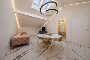 Dining - Apartment 'App 301 Palazzo Cavour' with Mountain View, Wi-Fi and Air Conditioning (Bolzano)