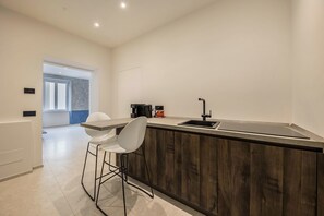 Fridge, stovetop, dishwasher, coffee/tea maker